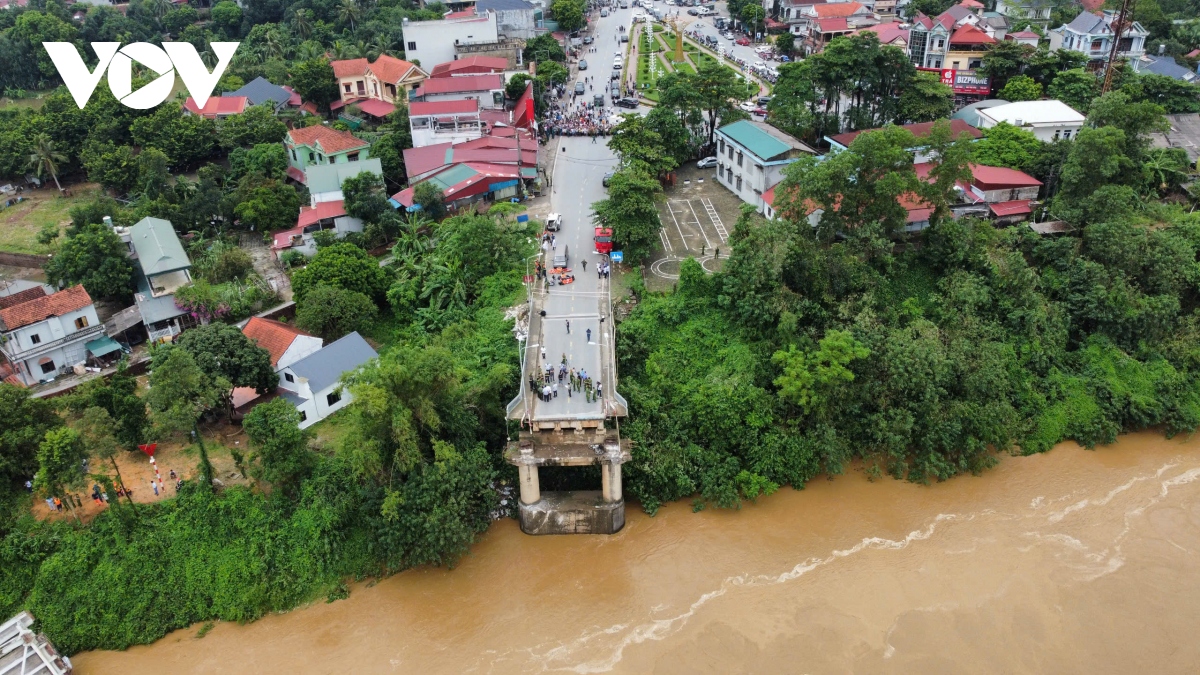 Hình ảnh sập cầu Phong Châu (Phú Thọ) nhìn từ trên cao