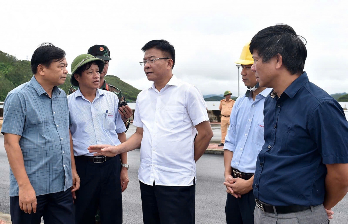 Phó Thủ tướng Lê Thành Long kiểm tra tình hình hồ thủy điện Thác Bà