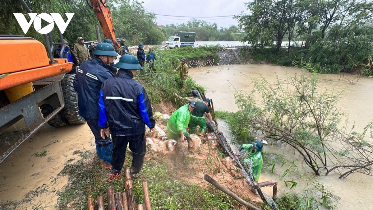 Nước tràn qua đập, một xã ở ngoại thành Hà Nội huy động người dân ứng cứu