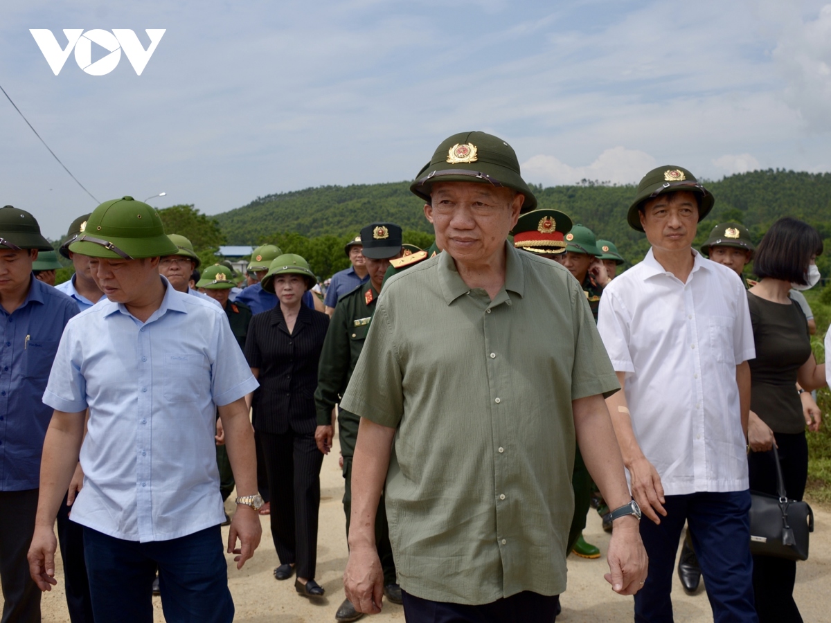 Tổng Bí thư, Chủ tịch nước thị sát việc gia cố đê, tặng quà người dân vùng lũ Tuyên Quang