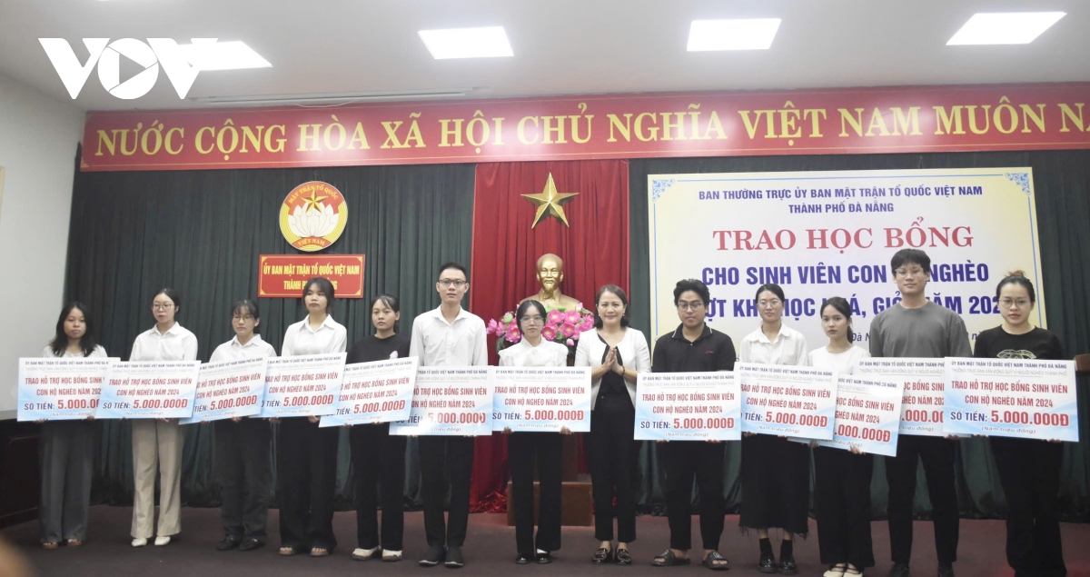 Đà Nẵng trao học bổng tặng sinh viên con hộ nghèo