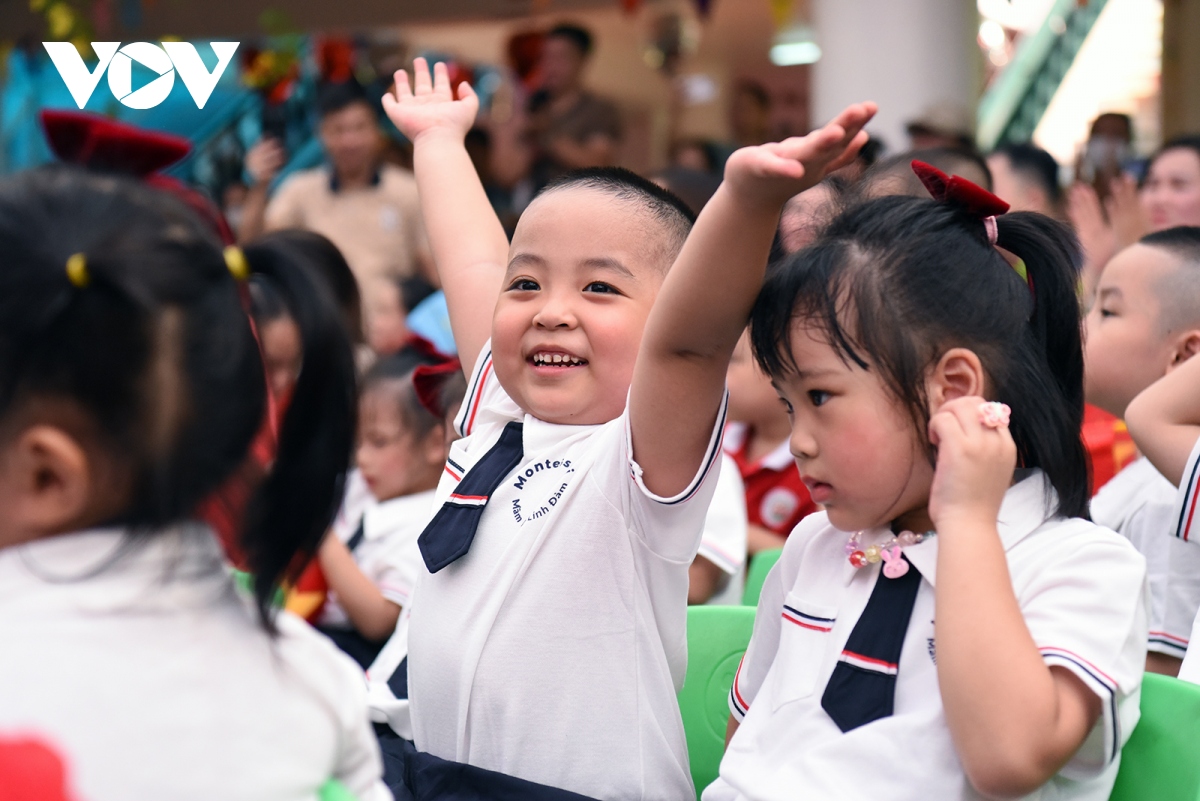 Cô giáo hóa trang thành nhân vật hoạt hình ngộ nghĩnh đón trẻ ngày khai giảng