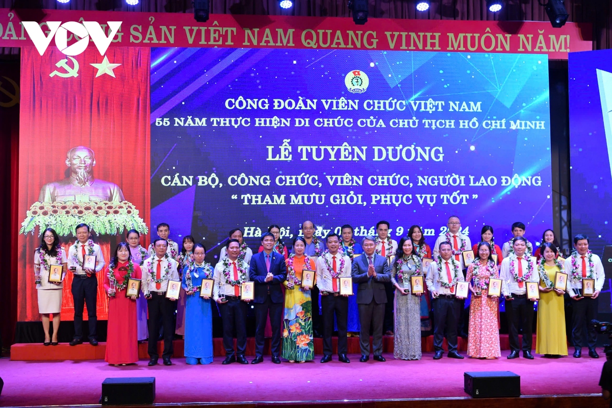 Tuyên dương 150 cán bộ, công chức “Tham mưu giỏi, phục vụ tốt”