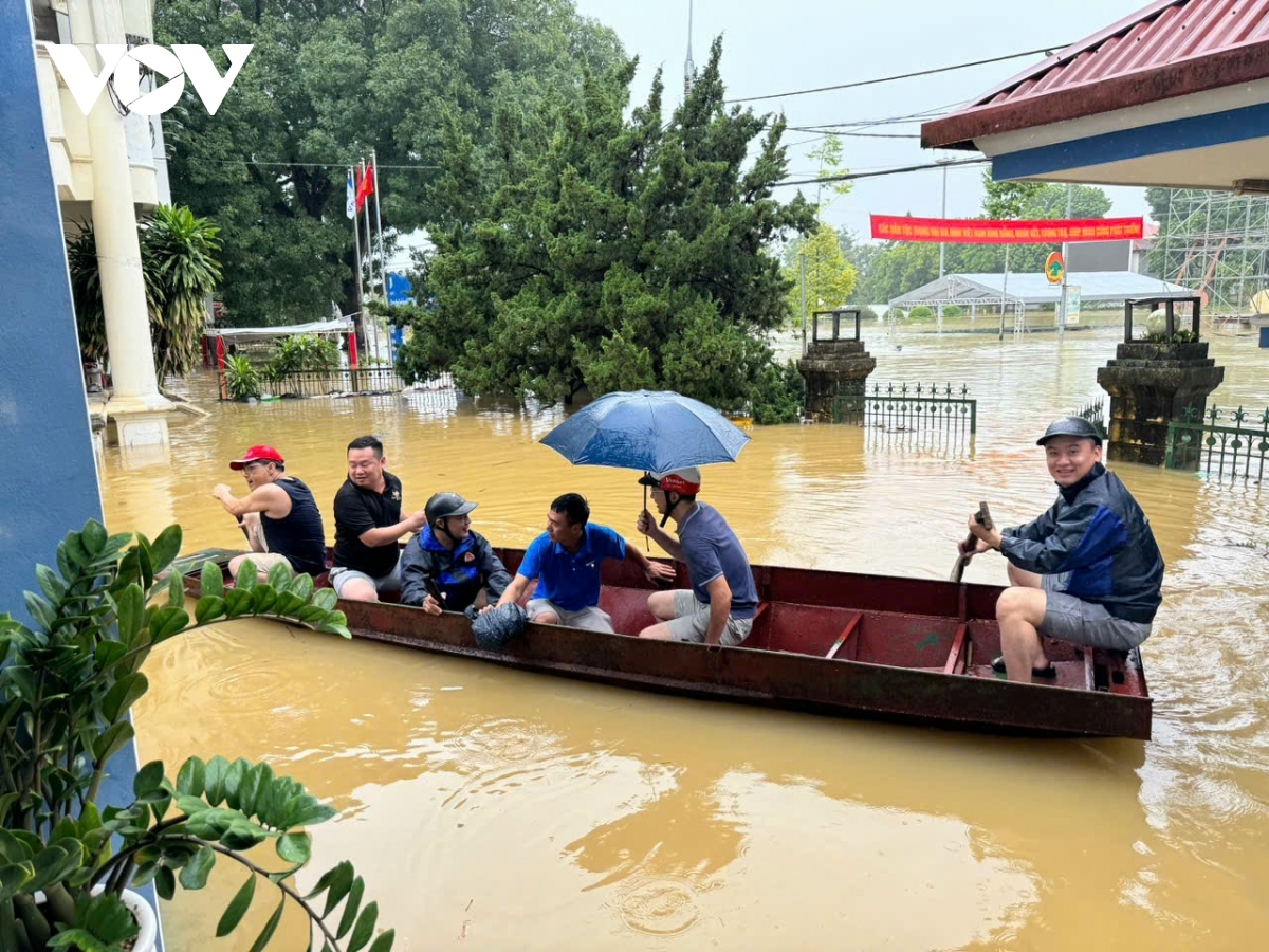 Lực lượng chức năng Tuyên Quang tích cực đưa người dân ra khỏi khu vực bị ngập