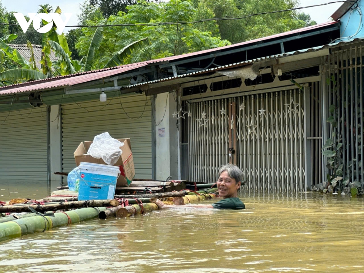 Thủ tướng: Đảm bảo hàng hóa thiết yếu cho dân, xử lý hành vi lợi dụng thiên tai để vụ lợi