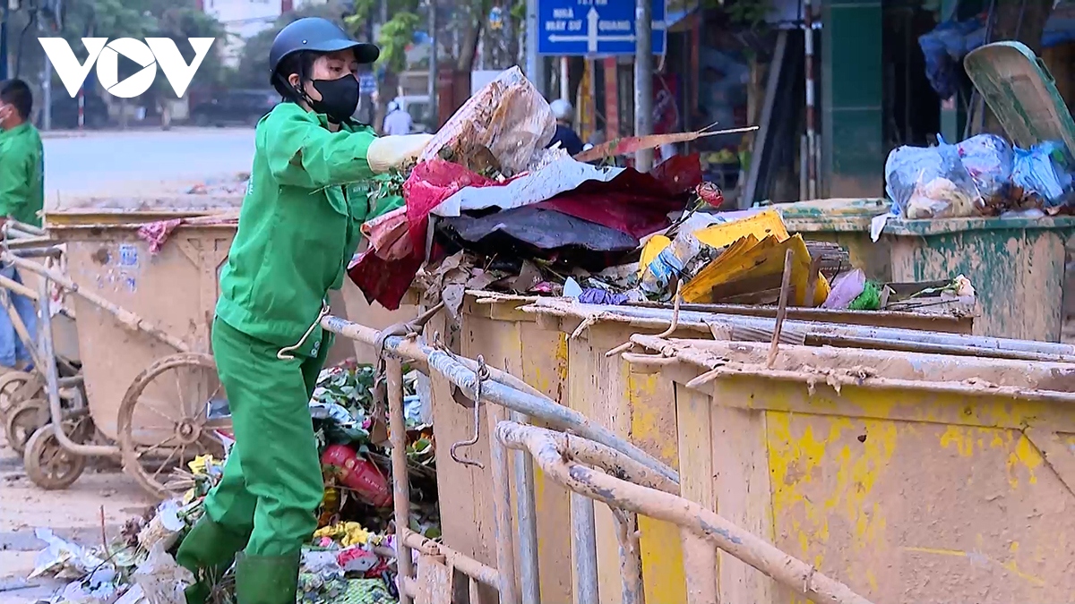 Nhiều tuyến phố ở Yên Bái ngập trong bùn đất và rác thải sau khi lũ rút