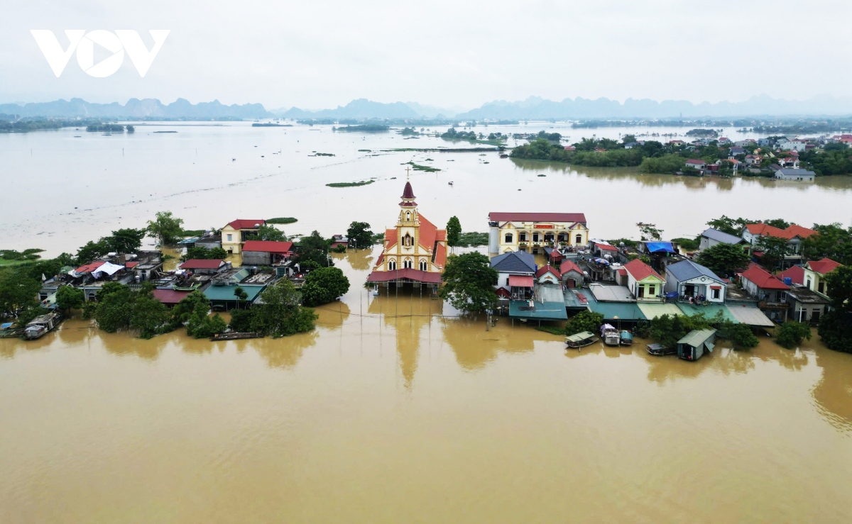 Nước sông Hoàng Long bắt đầu rút, nhiều nơi ở Ninh Bình vẫn chìm trong nước