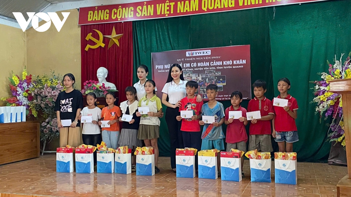 Trao quà hỗ trợ phụ nữ và học sinh khó khăn ở vùng lũ Yên Bái, Tuyên Quang