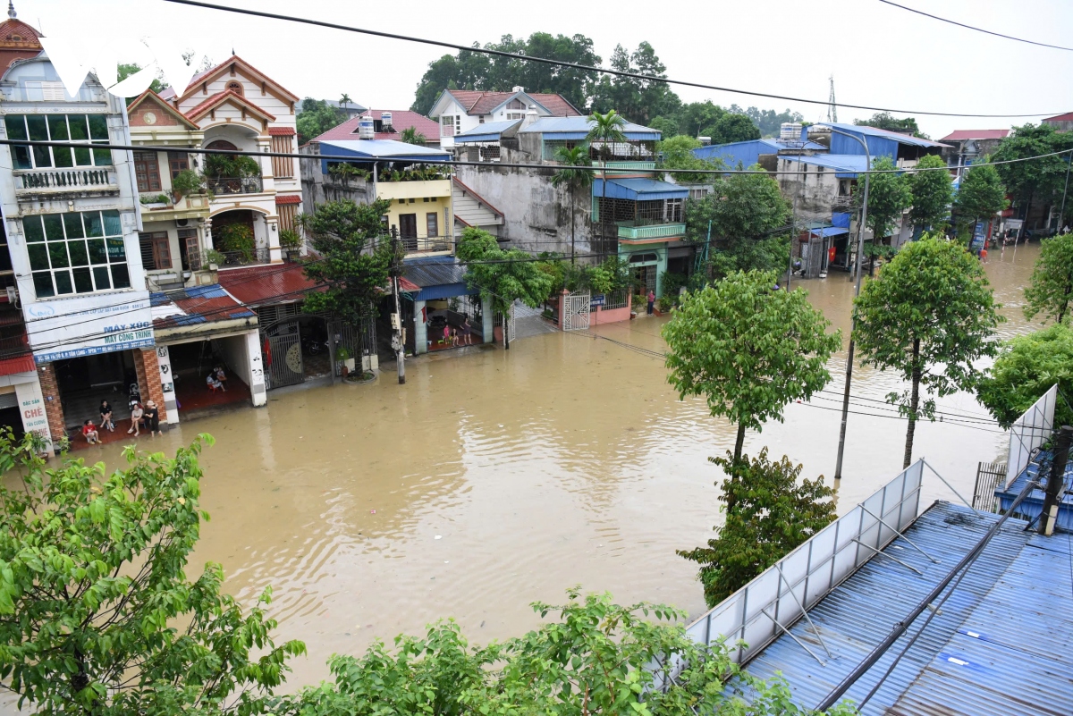 Người dân Thái Nguyên bị mắc kẹt khi nước lũ "bao vây"