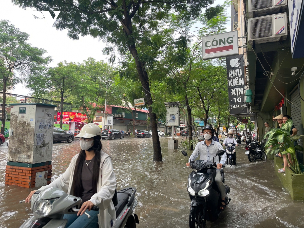 Mưa lớn lúc rạng sáng, nhiều tuyến phố Hà Nội ngập sâu, giao thông tê liệt