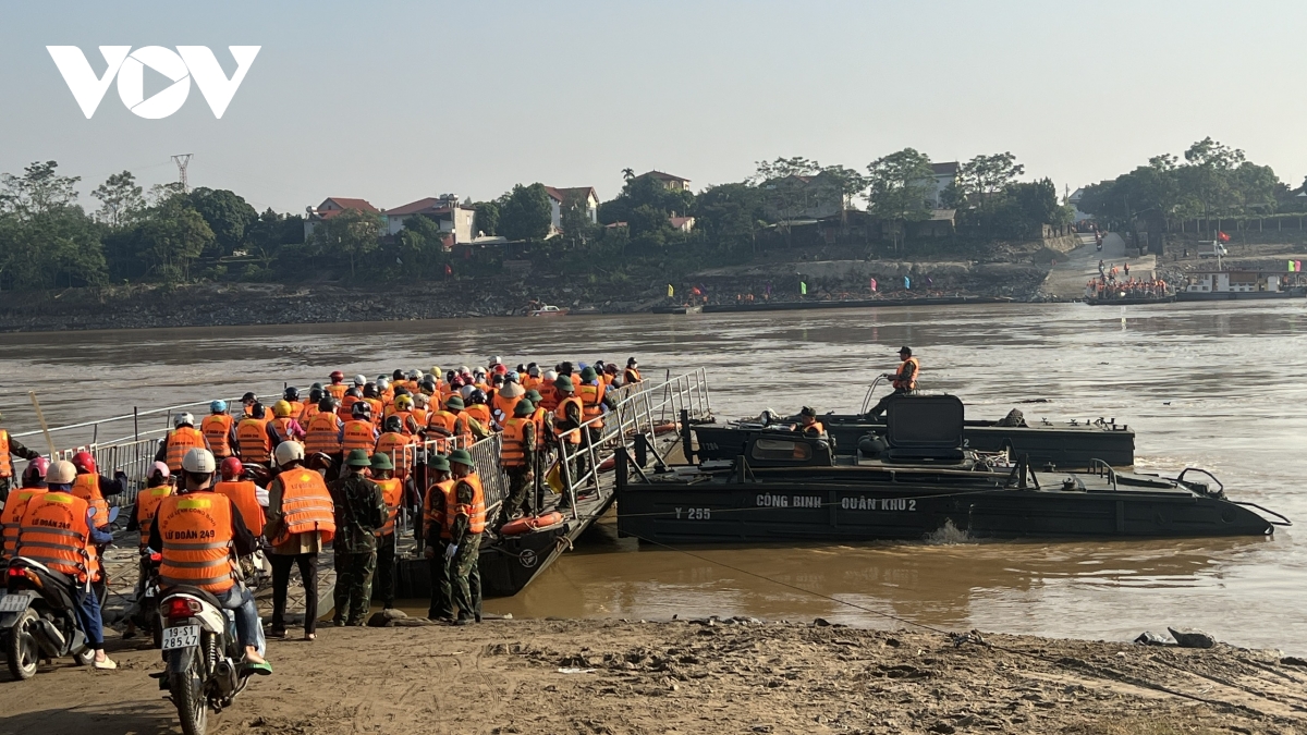 Chưa bắc được cầu phao, phà dã chiến Phong Châu hoạt động hết công suất