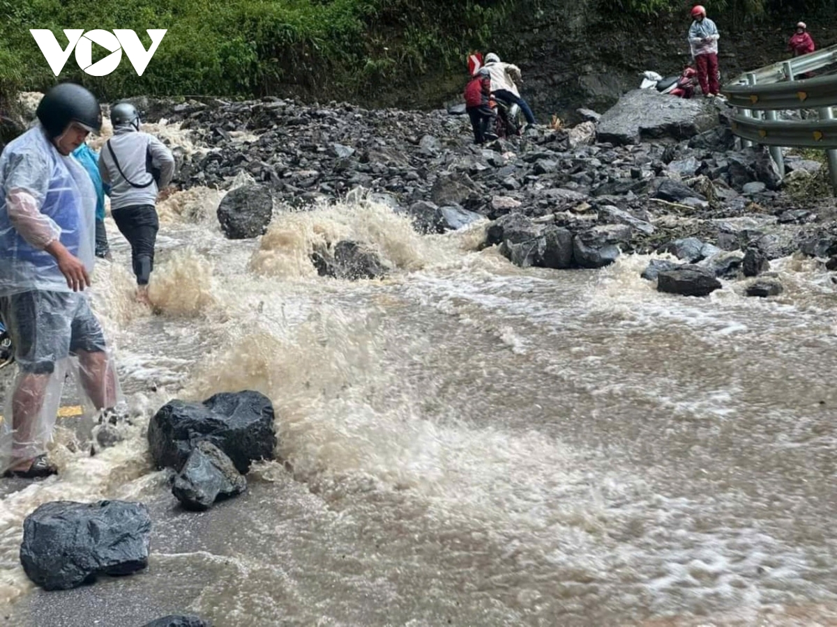 CSGT trắng đêm đưa dân và du khách ra khỏi điểm sạt lở ở Mèo Vạc, Hà Giang