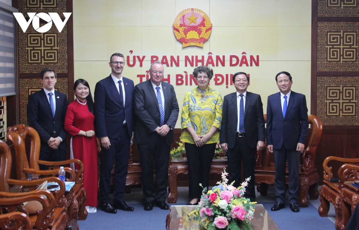vov_thuong_truc_tinh_uy_binh_dinh_chup_anh_luu_niem_cung_doan_cong_tac_20241030170705.jpg
