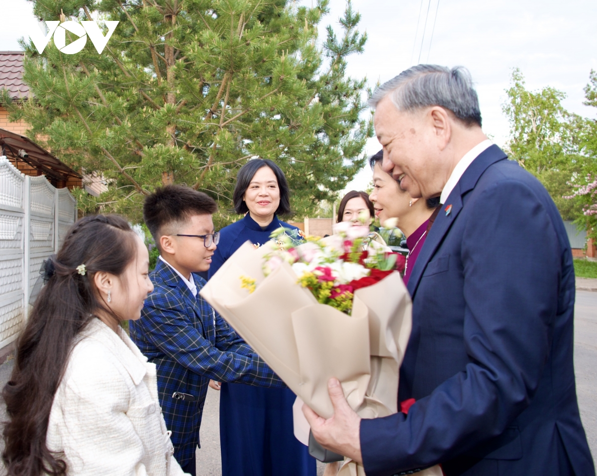 tổng bí thư tô lâm gặp gỡ cán bộ Đại sứ quán việt nam tại kazakhstan hình ảnh 1 tong bi thu to lam gap go can bo Dai su quan viet nam tai kazakhstan hinh anh 1